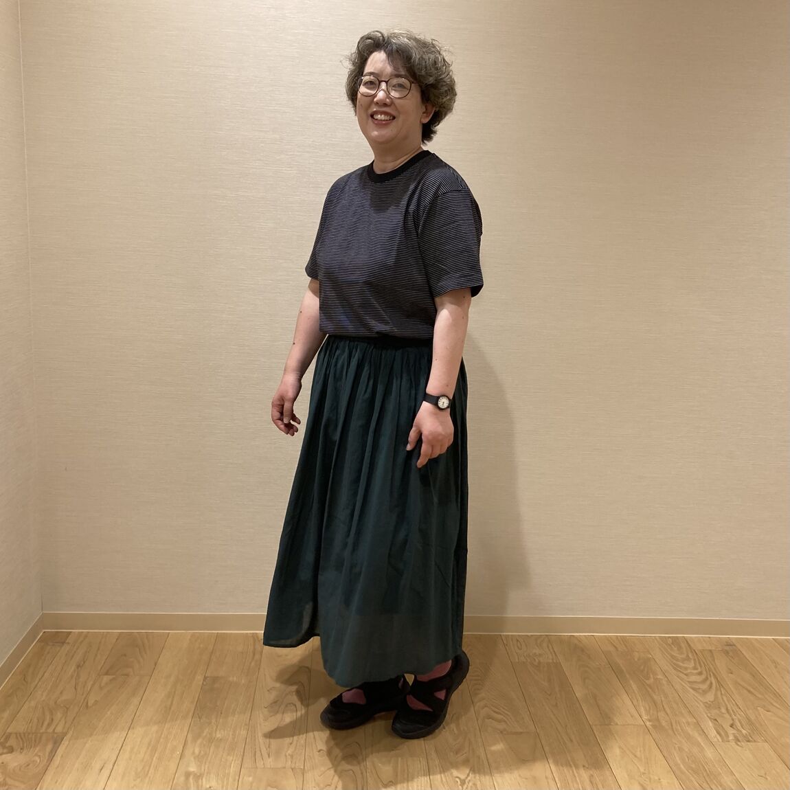 Tシャツとスカートを着たスタッフ