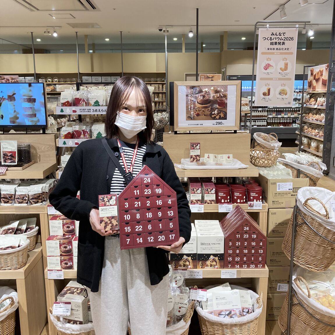 お菓子を持った写真