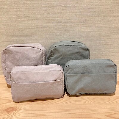 【ショッピングモールメルカ】大きく開くスクエアポーチのご紹介|スタッフおすすめ