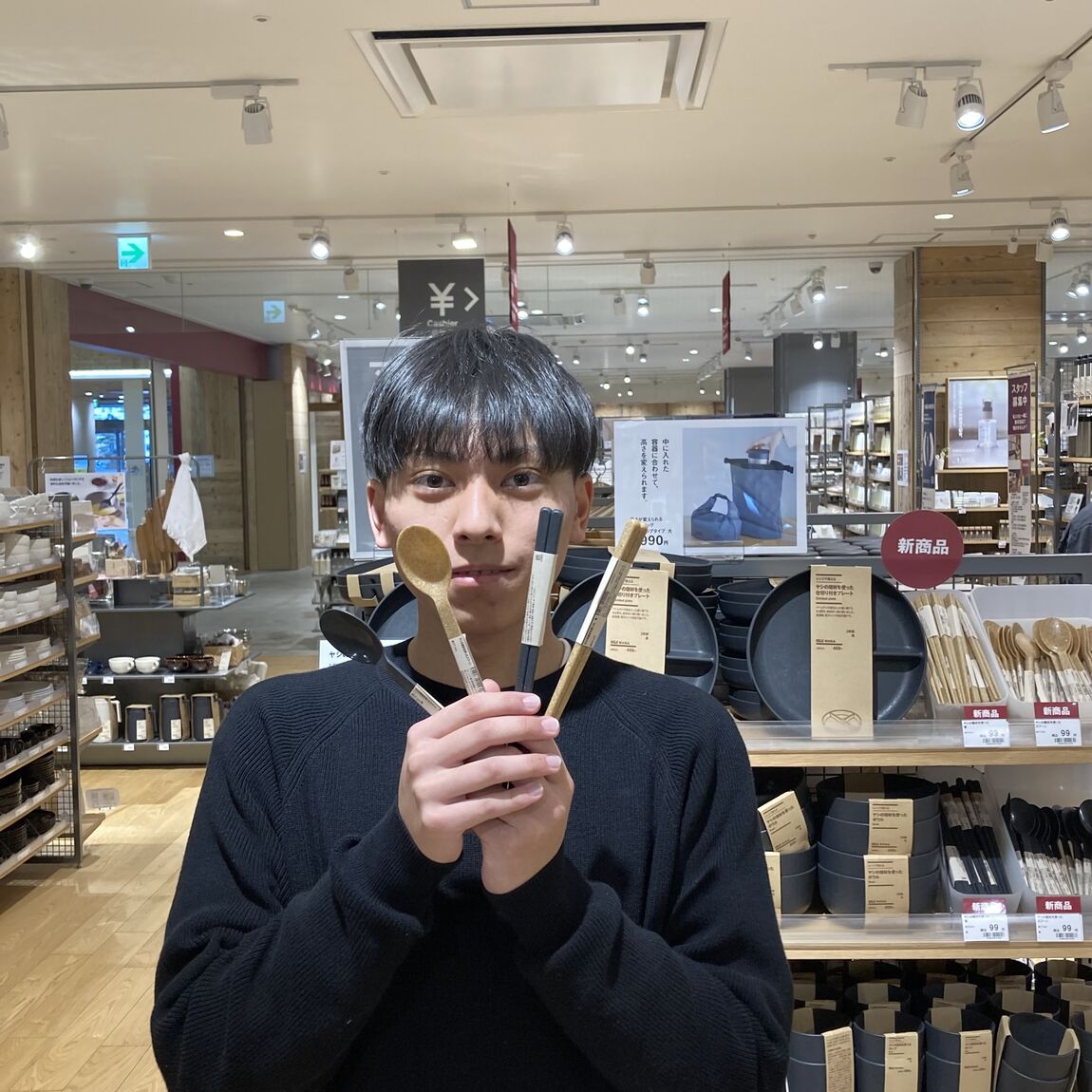 スプーンとフォークを持つ写真