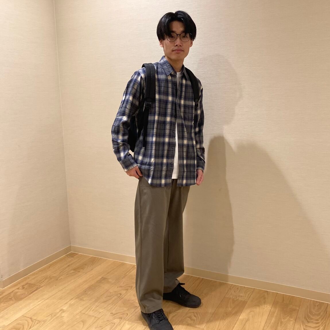 紹介する服を着用した人の写真