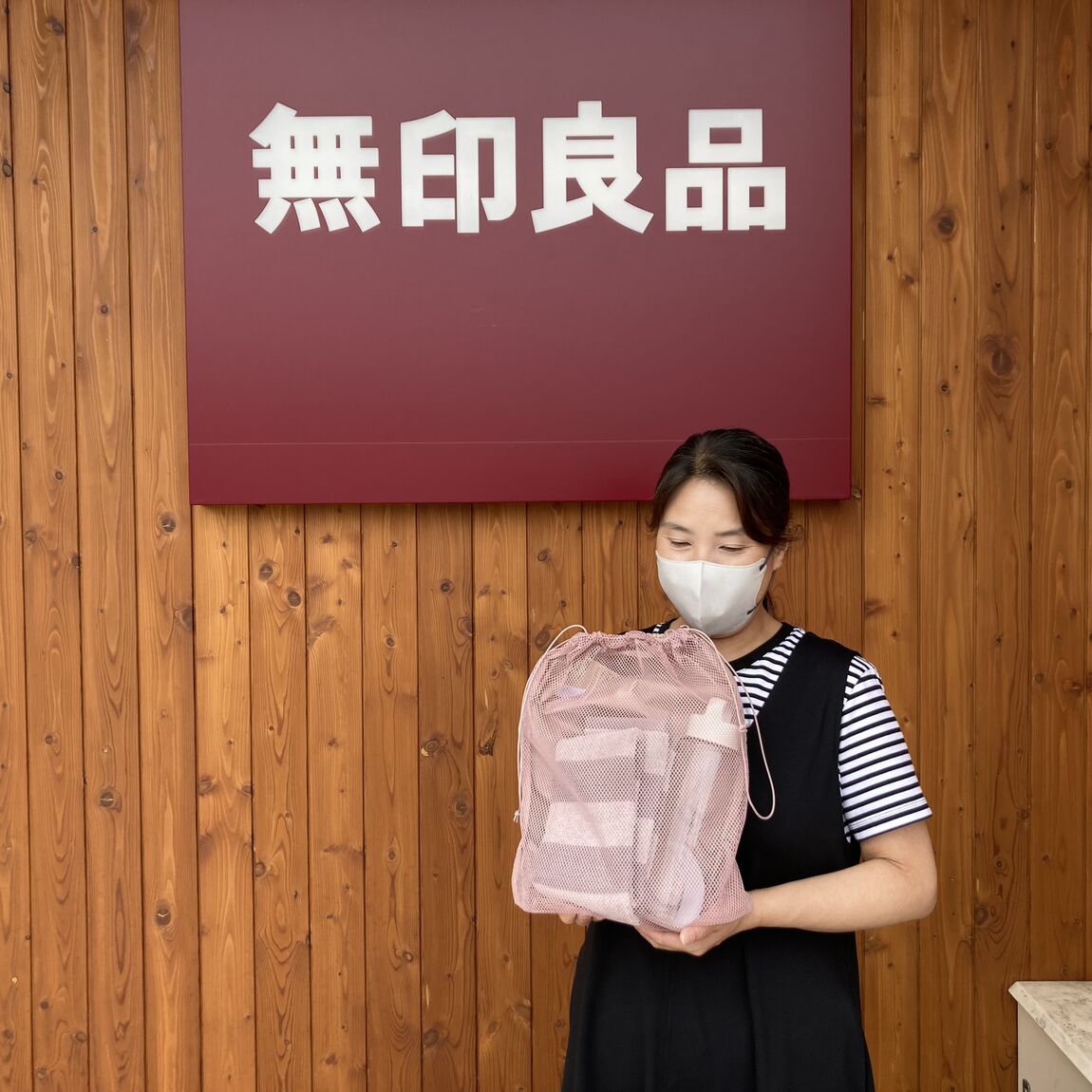 メッシュ巾着ダブルタイプを持ったスタッフ