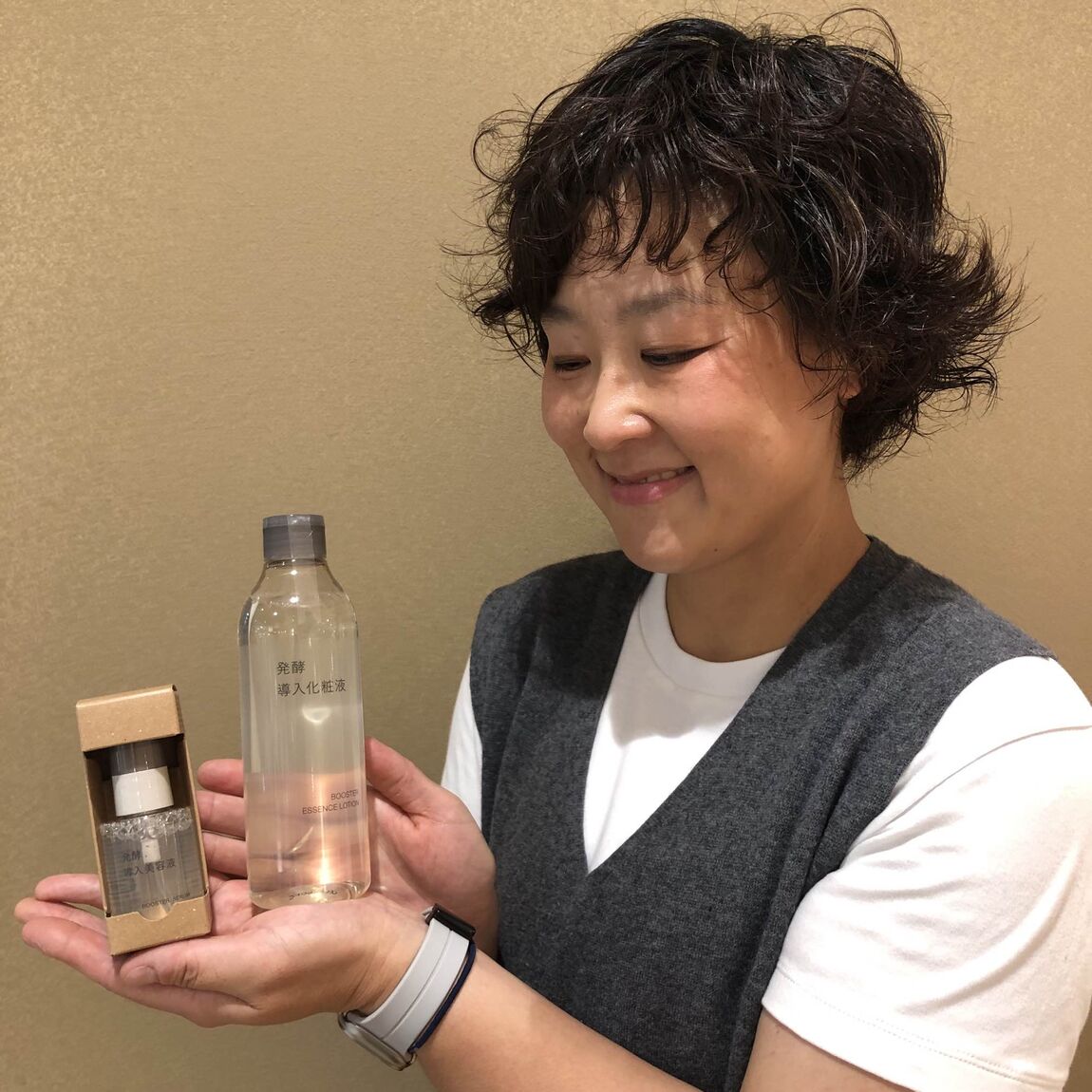 発酵導入美容液と化粧液を持つスタッフ