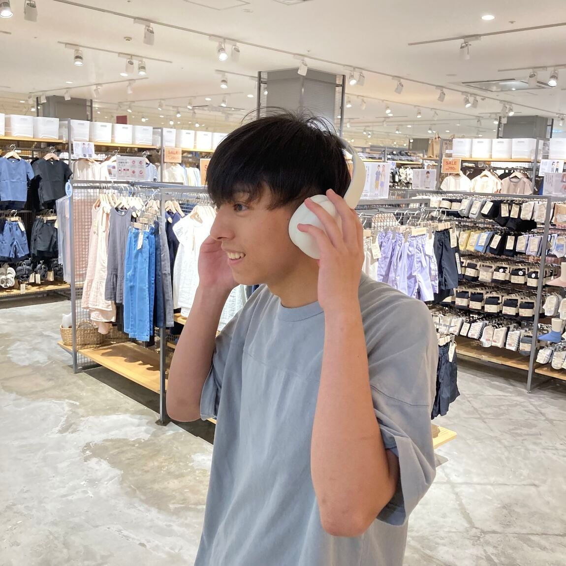 ヘッドフォンを付けている写真