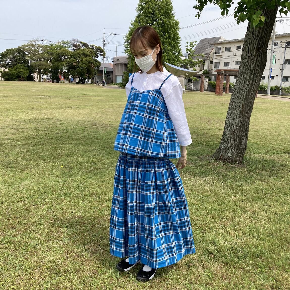 チェックのワンピースを着たスタッフ
