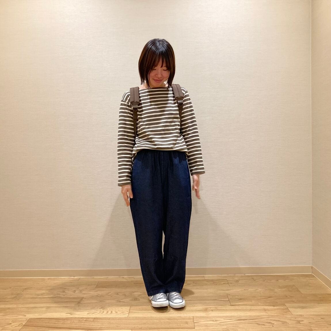 スタッフが太番手長袖Tシャツでコーディネートしている。