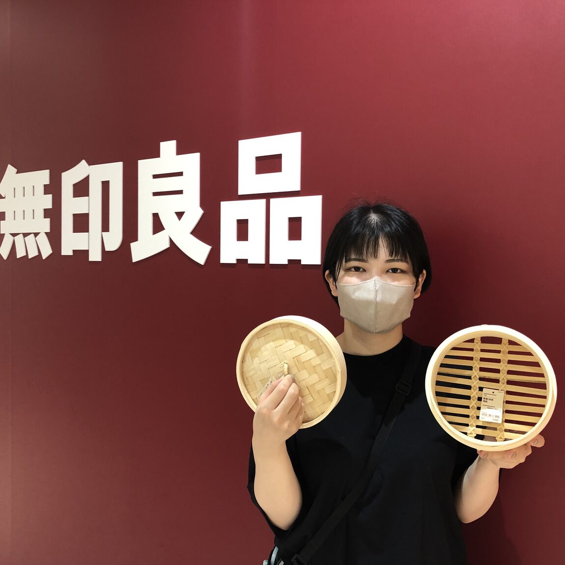 蒸篭を持ったスタッフ