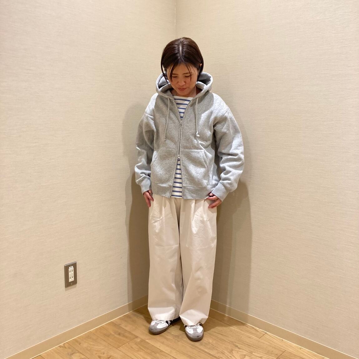 ワイドテーパードパンツを履いたスタッフ