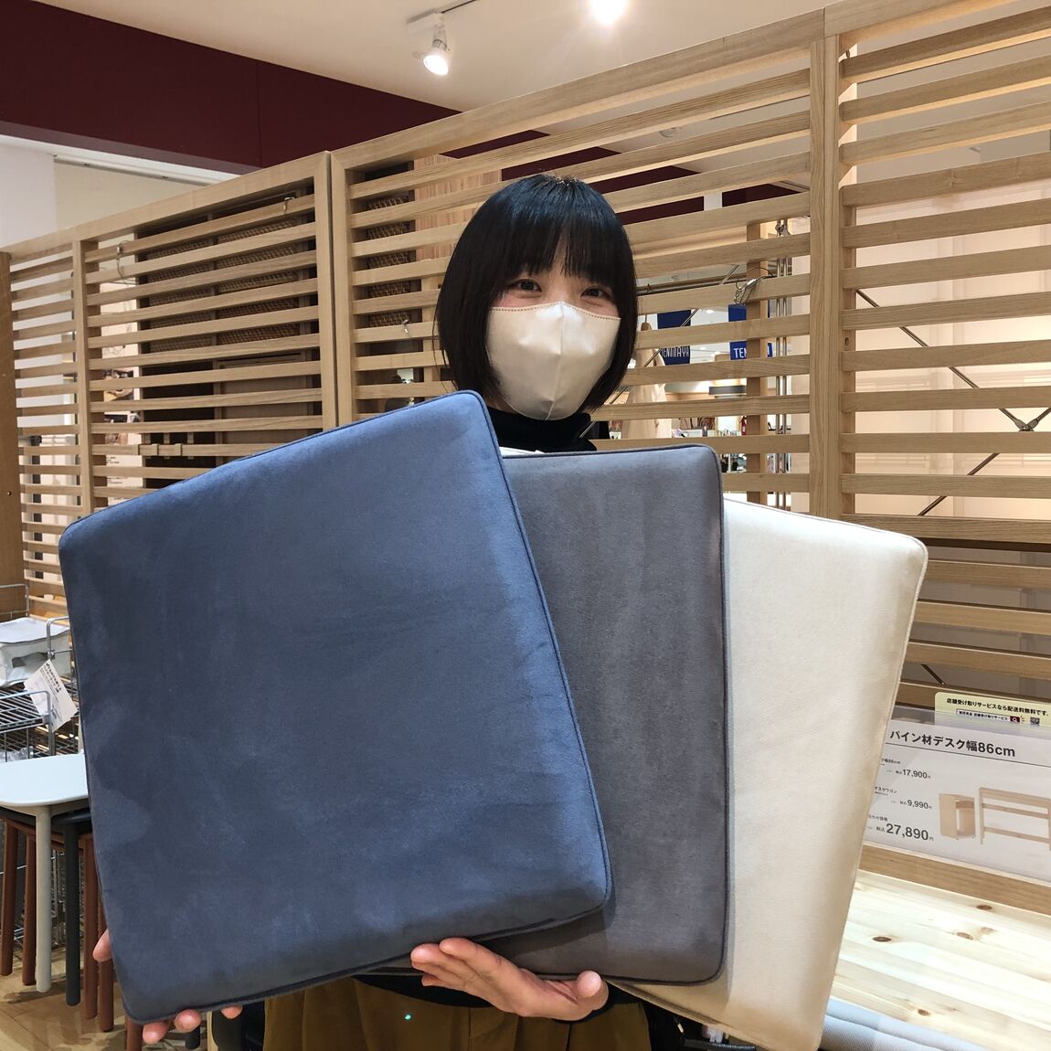 シートクッションをもつスタッフ