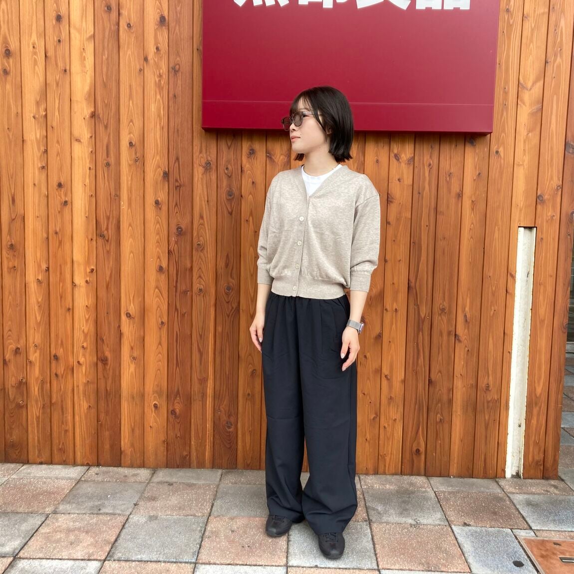 風を通すイージーパンツのコーディネート