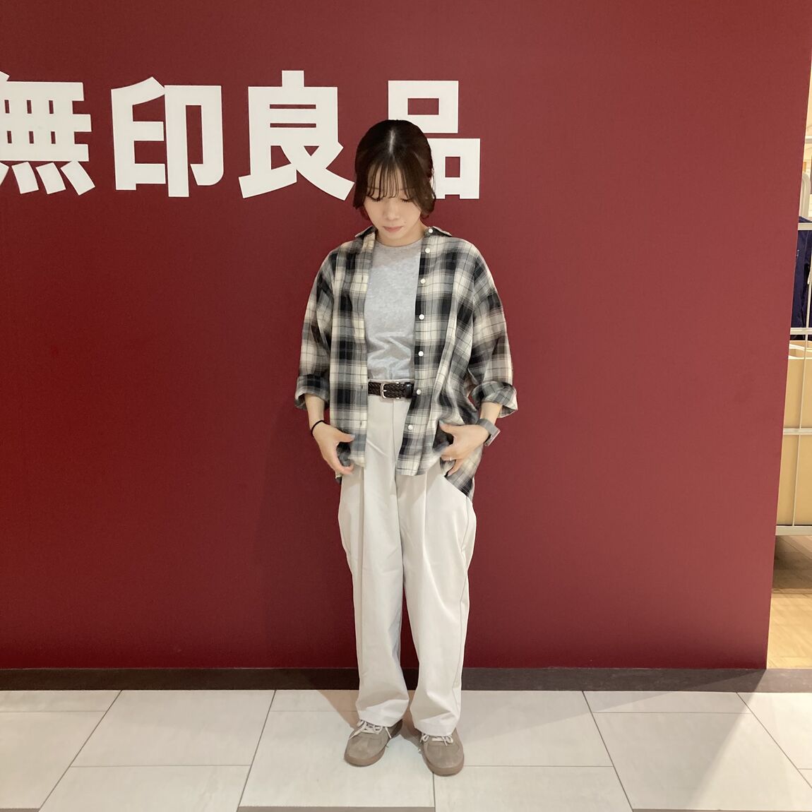 強撚シアー長袖シャツを着たスタッフ