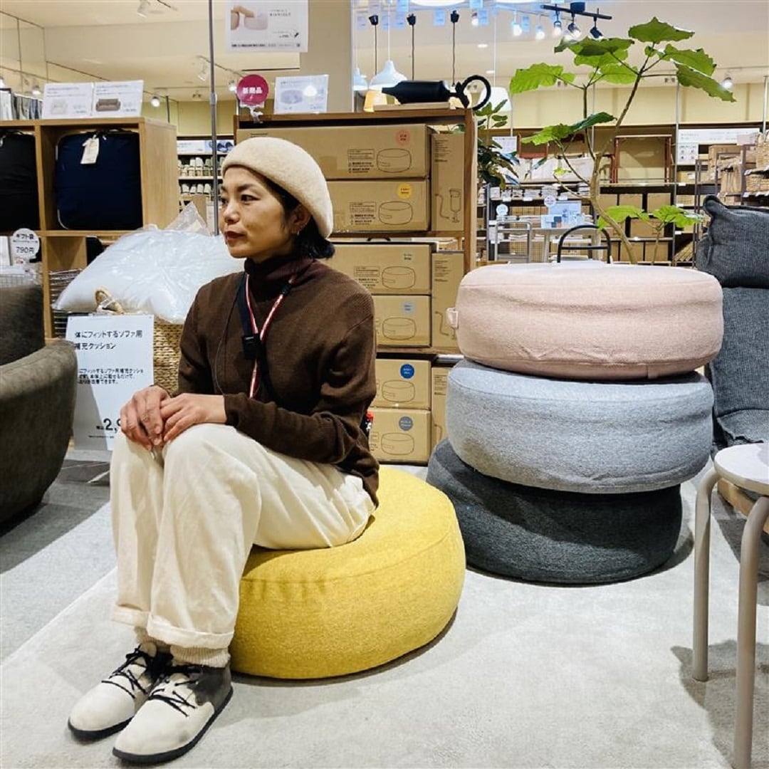 軽いので移動が手軽な『空気でできたフロアクッション　ポリエステル』