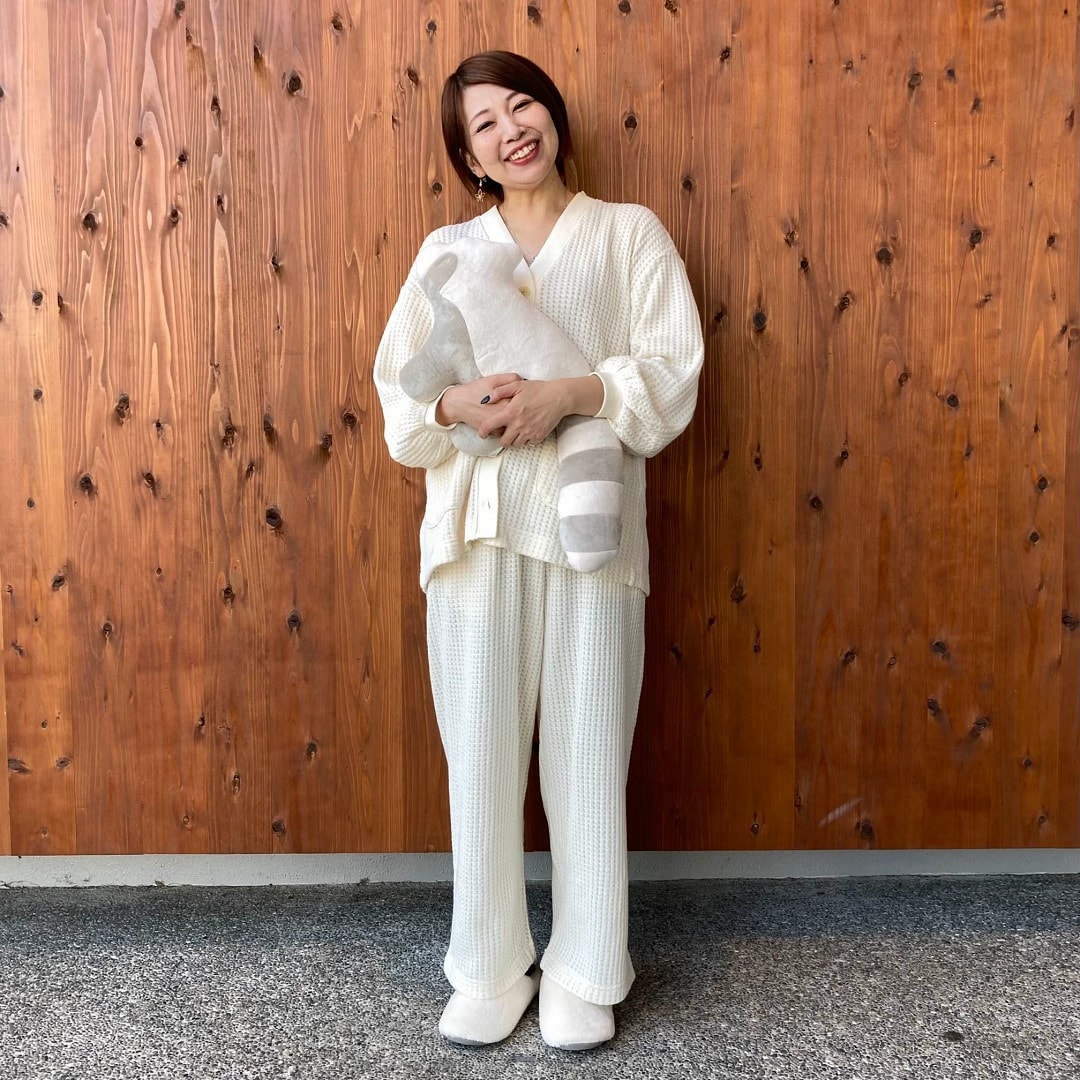 ざっくり編んだ長袖カーディガン