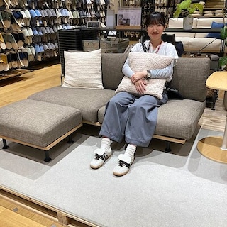 【バロー中小田井】くつろぎを考えた木製アームレスソファのご紹介