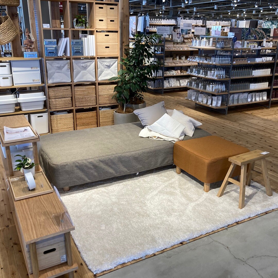 脚付マットレス　脚付スツール　写真