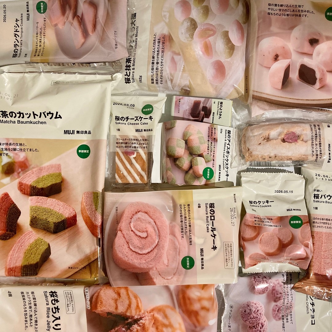 桜シリーズのお菓子を並べた画像
