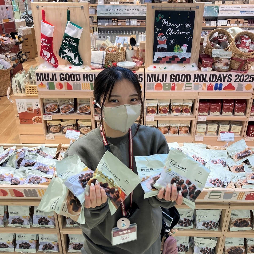 スタッフがカカオトリュフを持っている画像