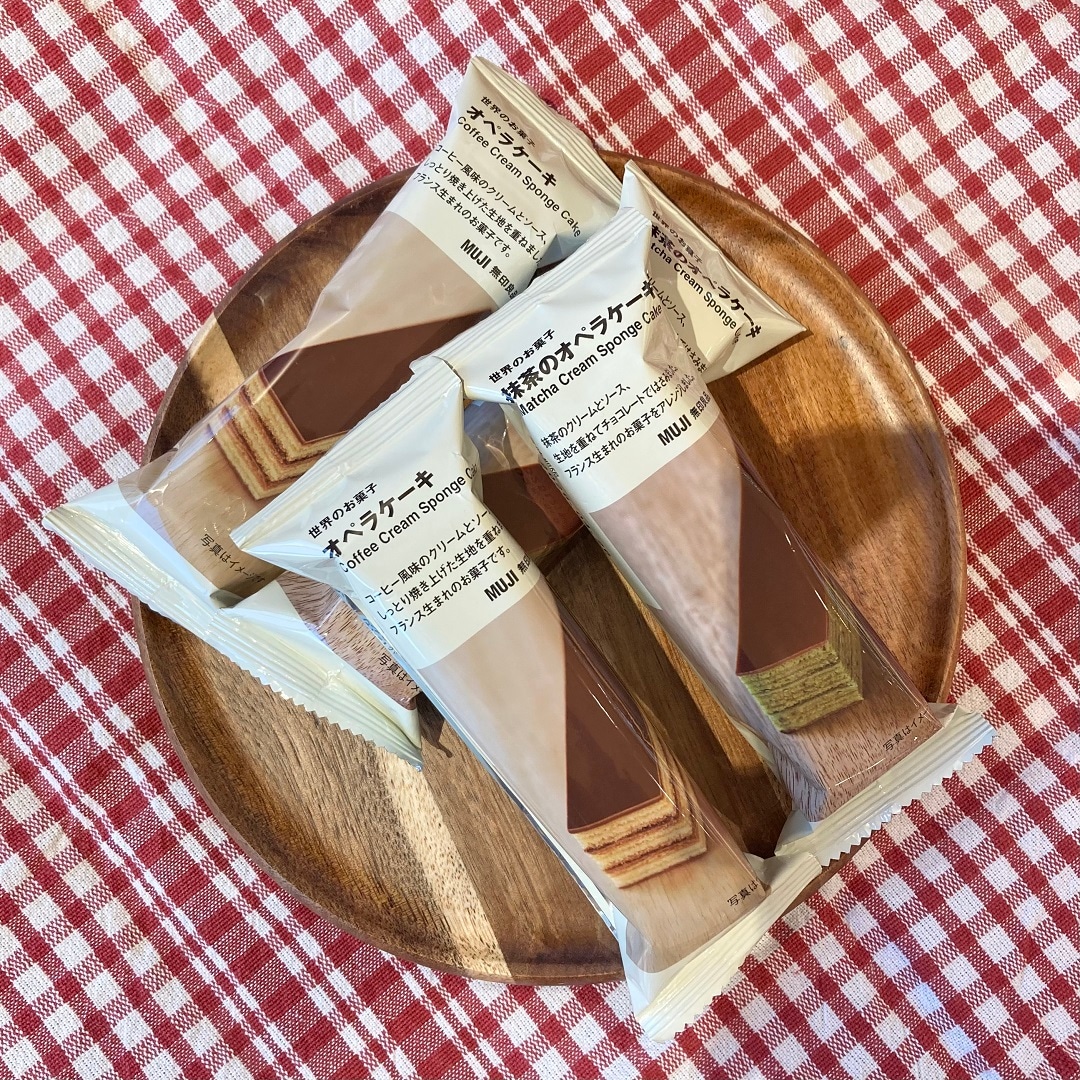 オペラケーキをお皿に乗せてる画像