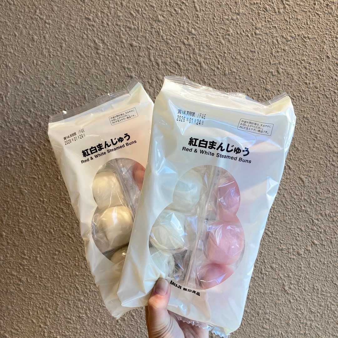 紅白まんじゅうを手で持っている画像