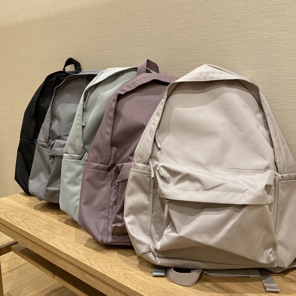 スーツケースの持ち手に取り付けられるベルトもついています。