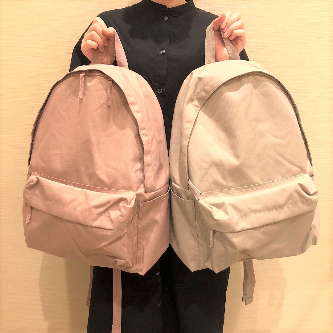 リュック持っている写真