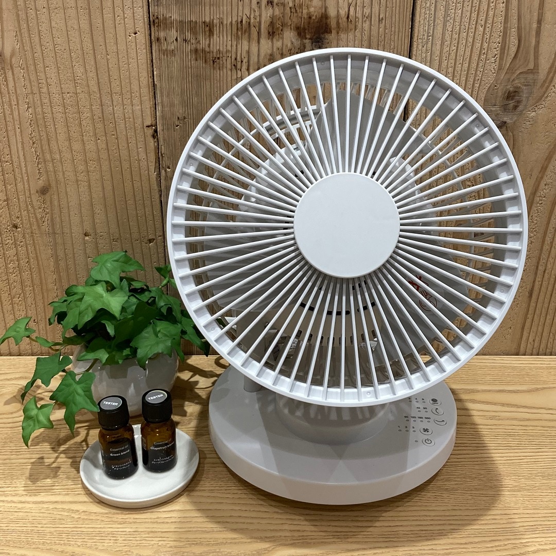 サーキュレーターとアロマオイルの写真