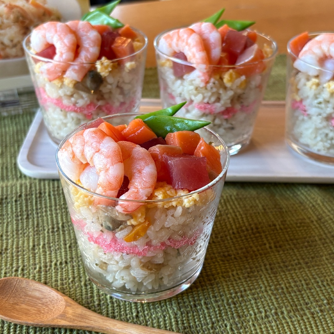 「姫はまぐりとあおさのごはん」を使ったカップちらし寿司