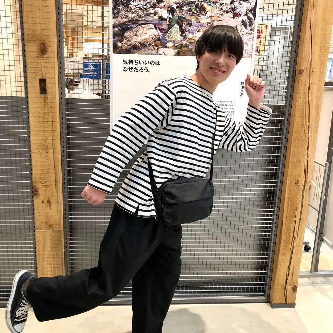 スタッフがショルダーバッグを着用してる写真