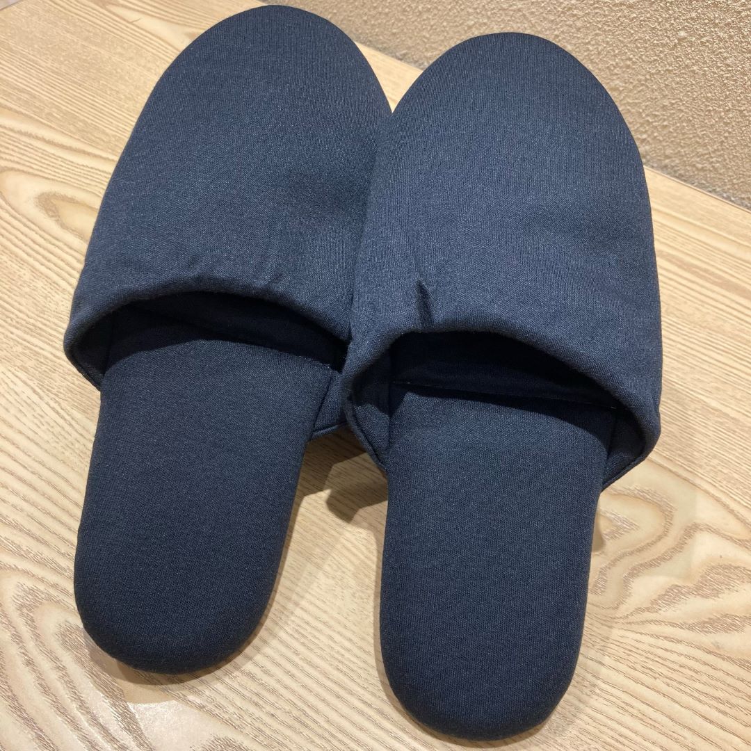 ２足とも開いているスリッパ