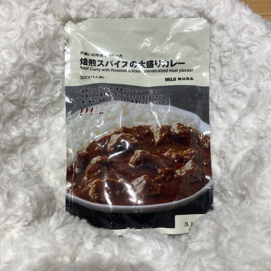 不揃いの牛肉でつくった焙煎スパイスの大盛りカレーの正面画像