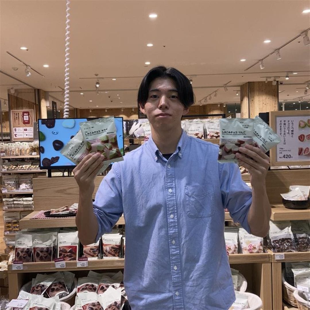試食品を持つスタッフ