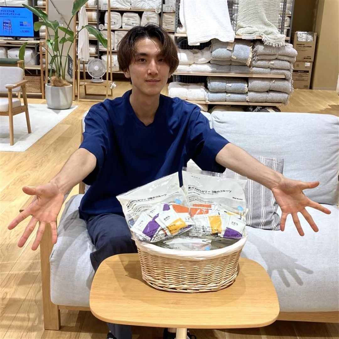 三種のフルーツを持ったスタッフ