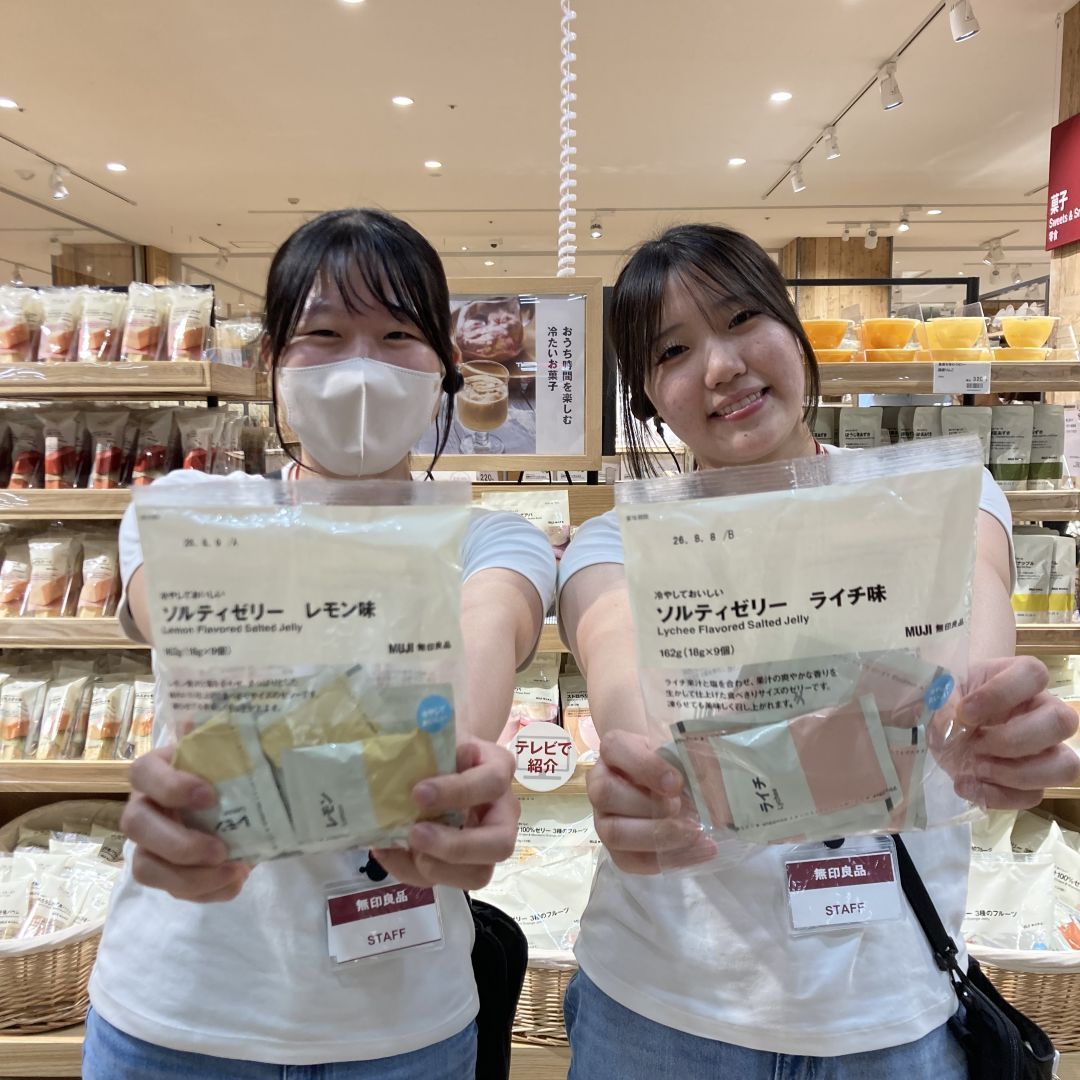 試食の商品を持つスタッフ