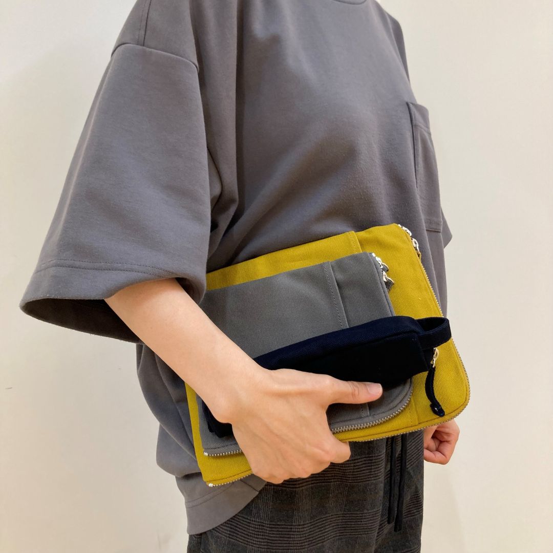 帆布シリーズの文具を持った写真