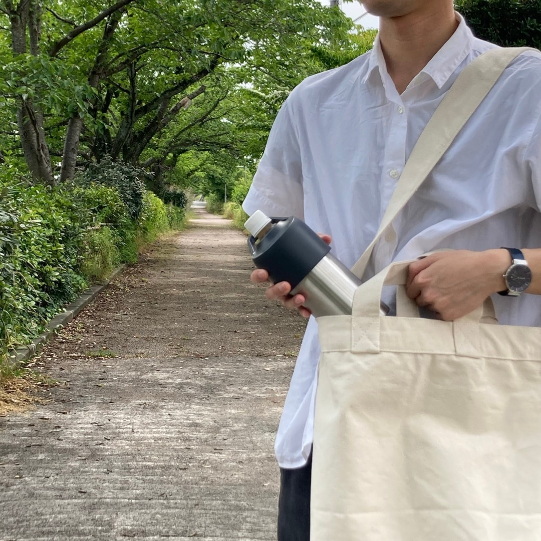 冷やしたまま持ち運べるペットボトル用保冷ホルダー