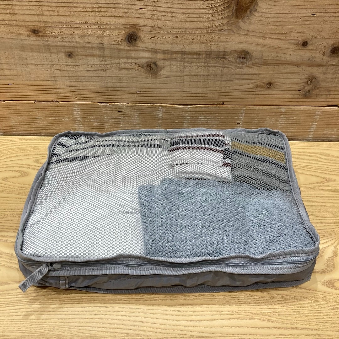 仕分けケース圧縮タイプに荷物を入れてファスナーを締めた写真