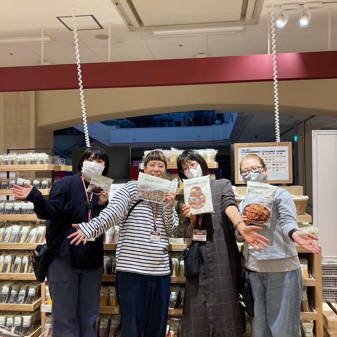 スタッフの集合写真