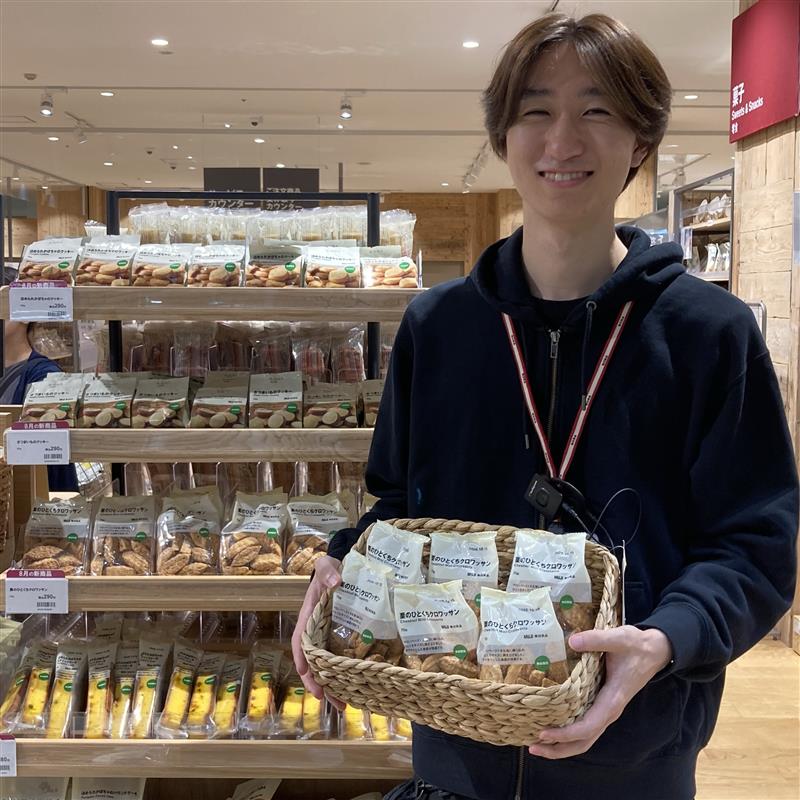 試食品をもつスタッフ