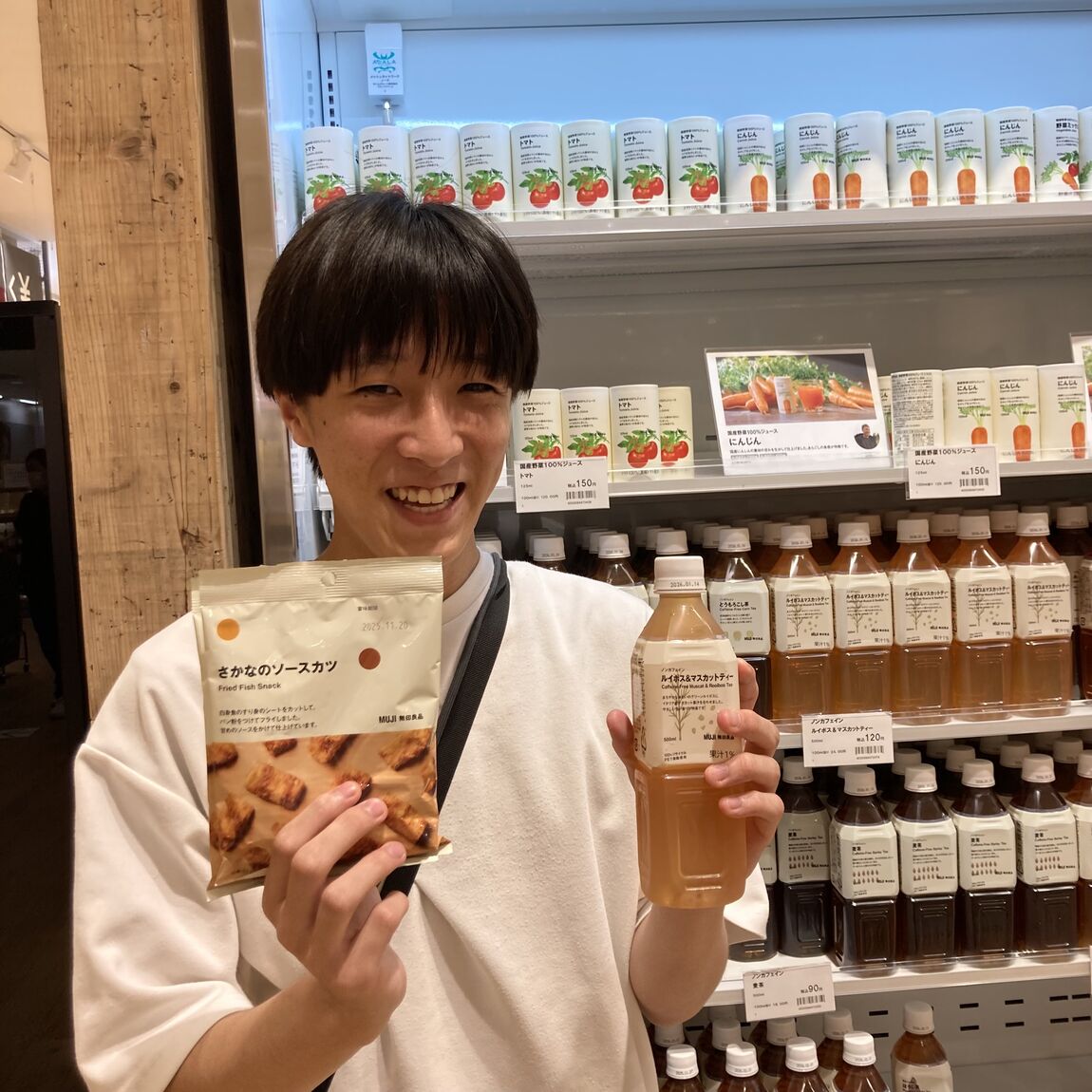 試食　男性が飲み物とさかなのソースカツを持っている