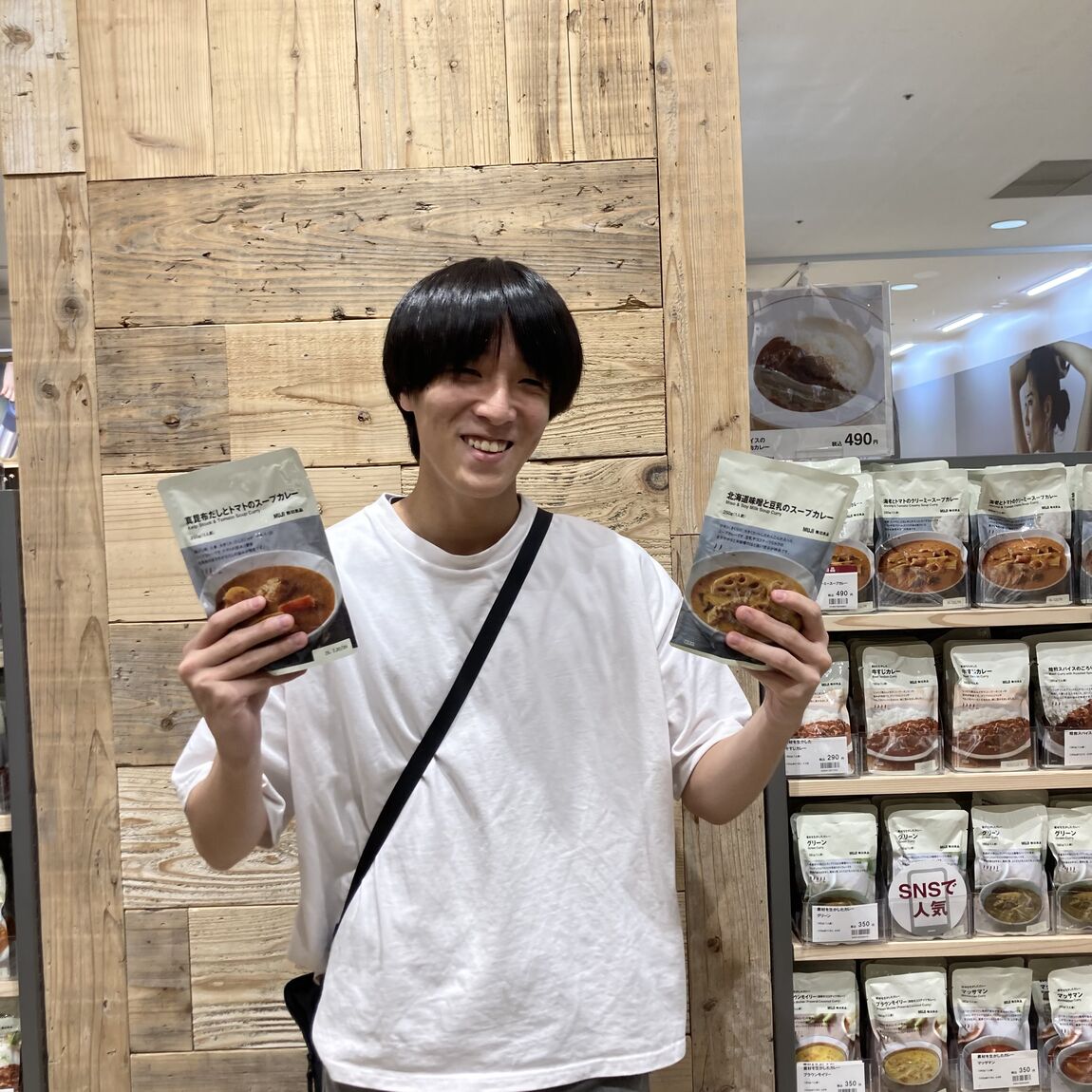 男性が試食のスープカレーをもっている