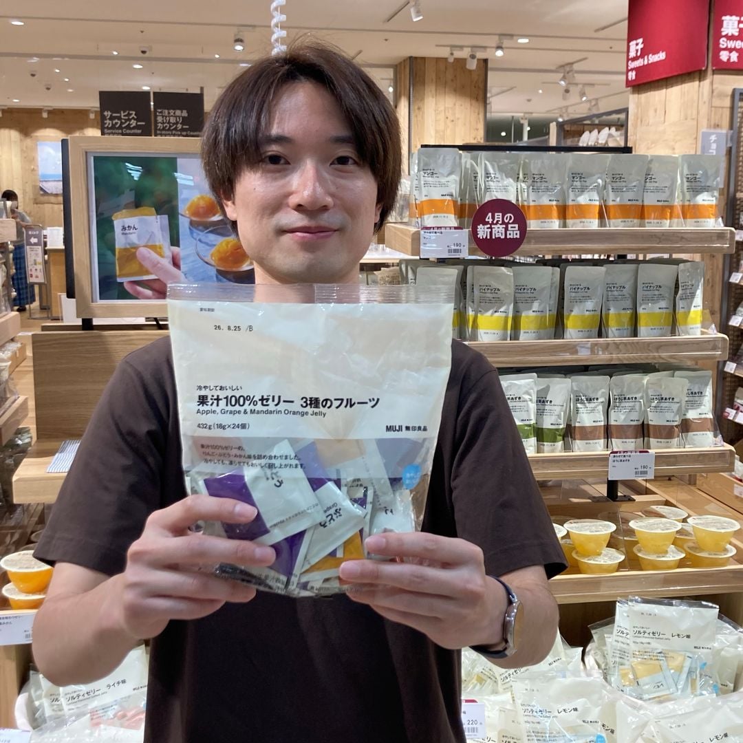 試食ゼリーを持つスタッフ