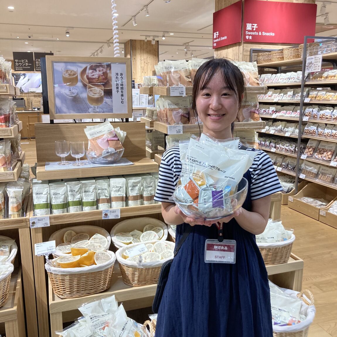 試食ゼリーをもつスタッフ