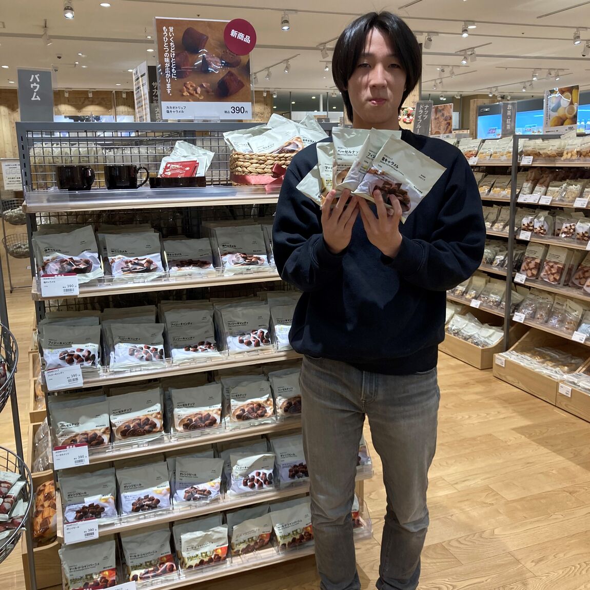 カカオトリュフをもっている男性