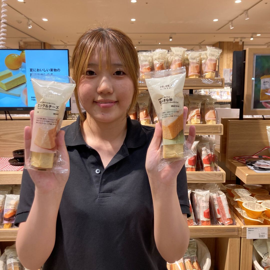 試食品を持つスタッフ