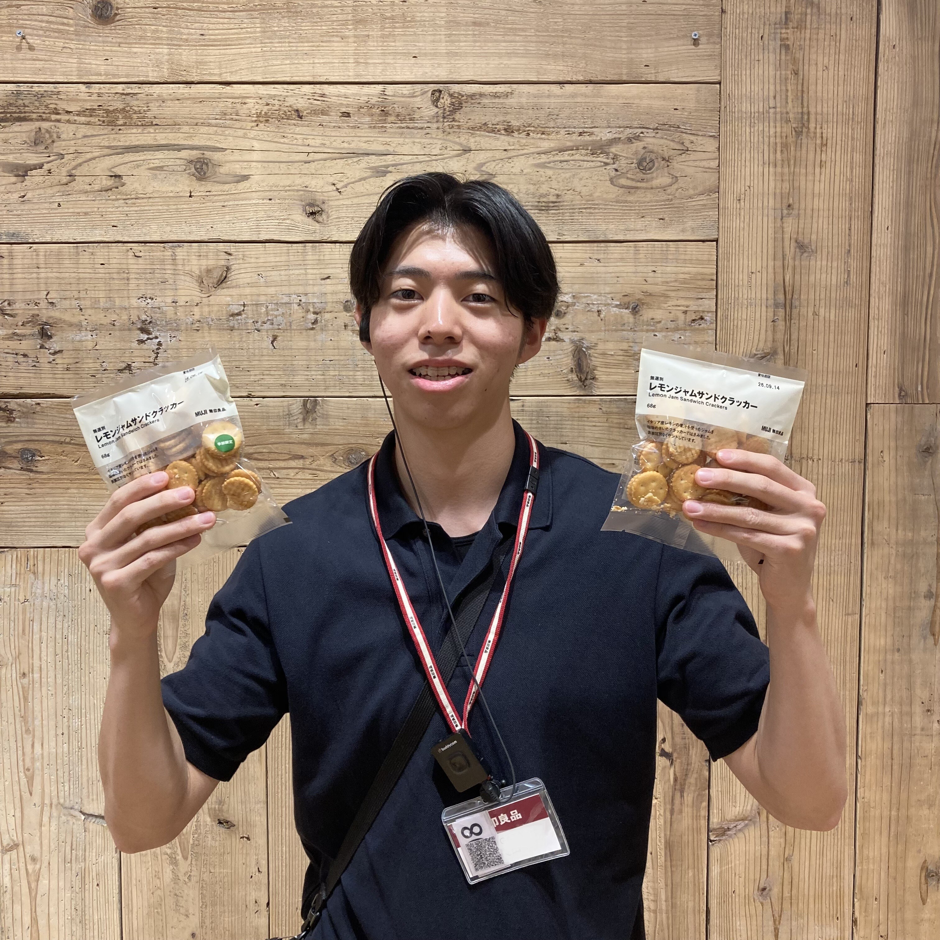 試食お菓子を持つスタッフ