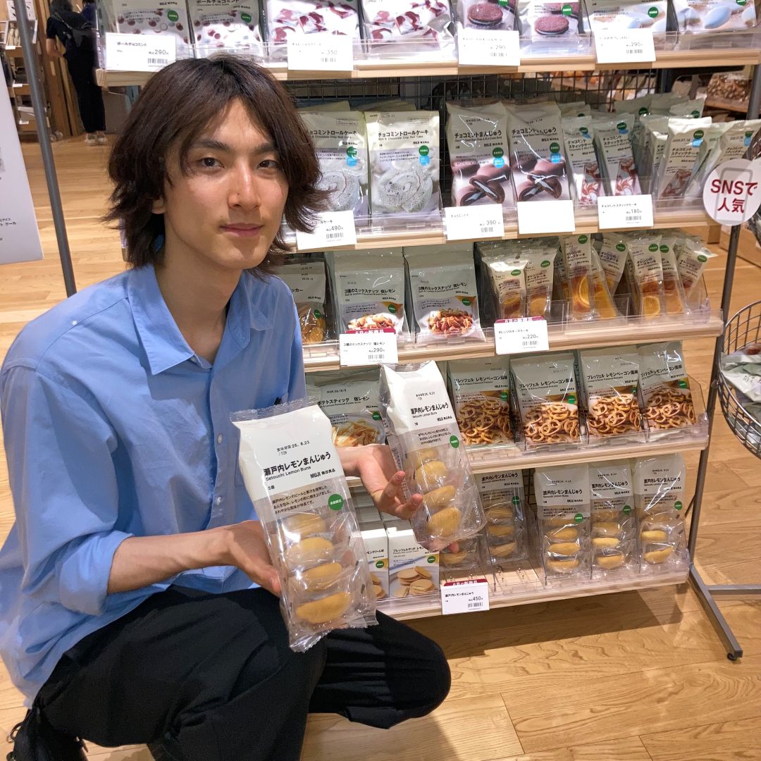 試食お菓子を持つスタッフ