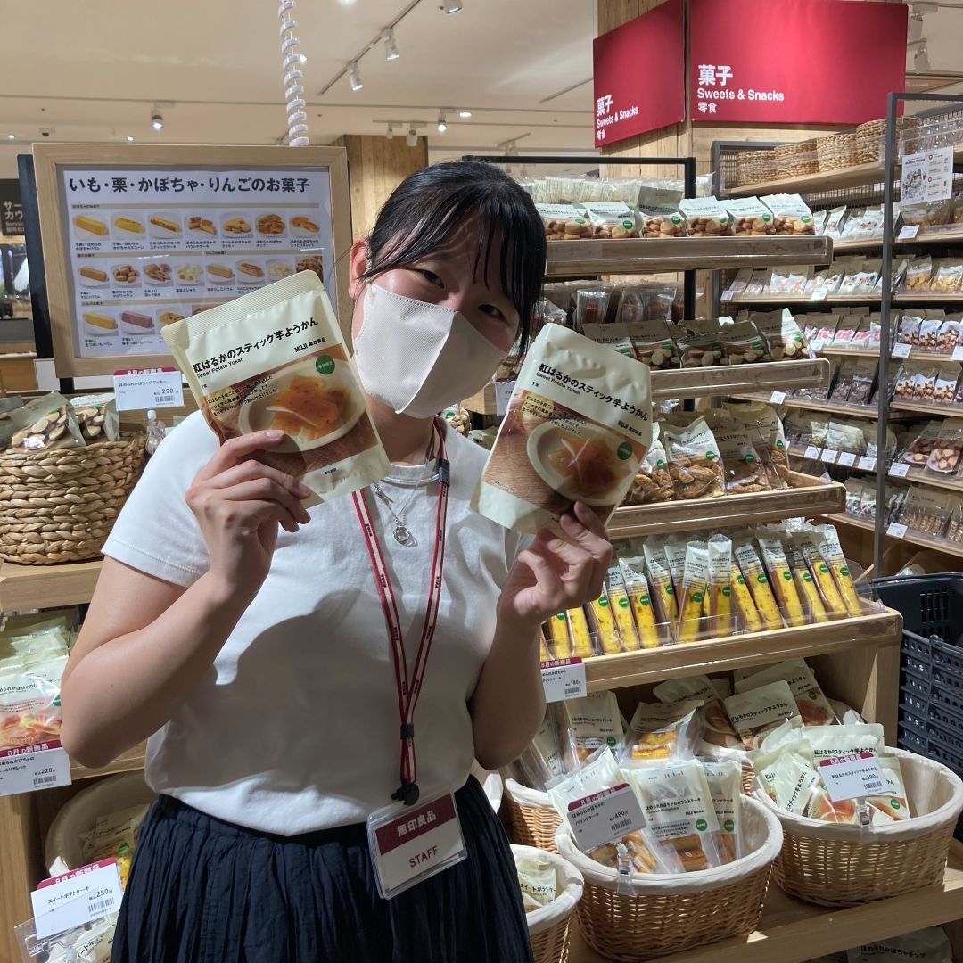 試食品を持つスタッフ