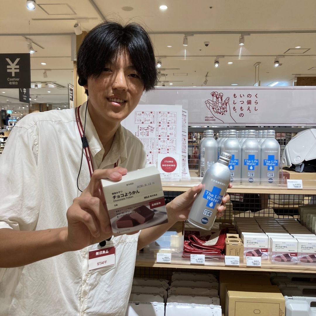 試食品を持つスタッフ