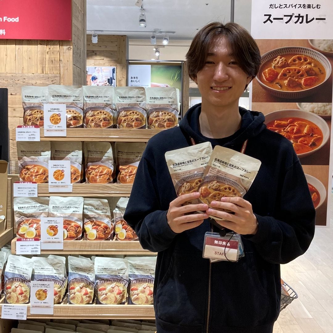 試食品をもつスタッフ