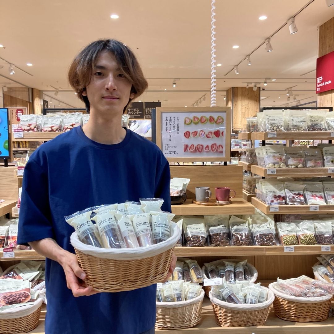 試食品をもつスタッフ